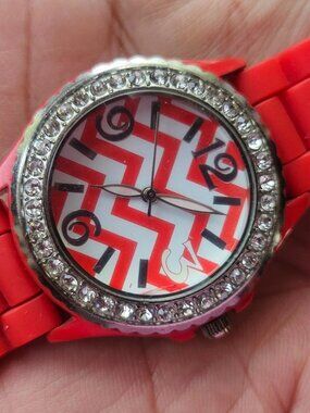 Fashion Wristwatch Red Tone Rubber Strap Quartz Analog Crystals Acc Wrist Watch